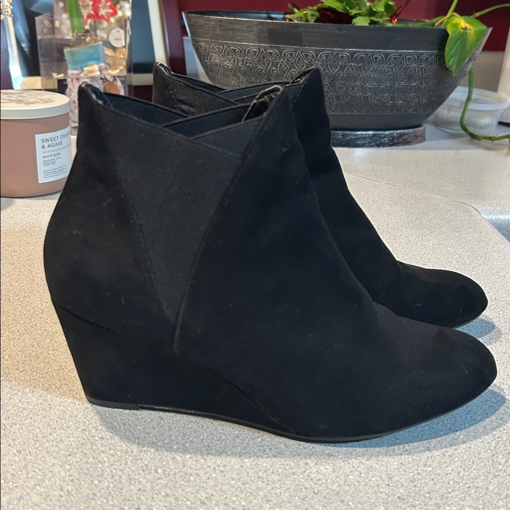 New Directions sz 7.5 -Tarby Black Faux Suede Leather Pull On Wedge Ankle Boots
